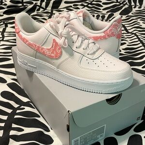 NEW IN BOX pink paisley Nike Air Force 1 ‘07